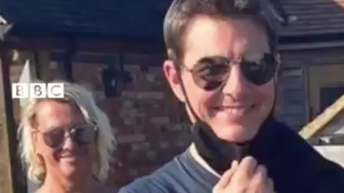 Mission Impossible 7 : Tom Cruise atterrit en hélicoptère dans le...